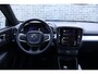 Volvo XC40 2.0 B4 Plus Dark | Adaptieve cruise control | Dode hoek detectie BLIS | 19" velgen met all season banden | Elektrisch verstelbare voorstoelen | Trekhaak | Elektr. verwarmbare voorruit | Stoelverwarming | verwarmd stuurwiel | Parkeersensoren voor + achter | Parkeercamera | Harman Kardon Audio | Charcoal hemelbekleding |