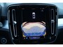 Volvo XC40 2.0 B4 Plus Dark | Adaptieve cruise control | Dode hoek detectie BLIS | 19" velgen met all season banden | Elektrisch verstelbare voorstoelen | Trekhaak | Elektr. verwarmbare voorruit | Stoelverwarming | verwarmd stuurwiel | Parkeersensoren voor + achter | Parkeercamera | Harman Kardon Audio | Charcoal hemelbekleding |
