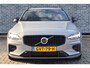 Volvo V60 2.0 T6 Plug-in hybrid AWD Plus Dark | Adaptive Cruise Control | Elektr. bedienbaar schuif-\-kanteldak | 360 Camera | Stoelverwarming voor + achter | Verwarmd stuurwiel | Elektr. verwarmde voorruit | Trekhaak | Harman kardon audio | Elektr. verstelbare voorstoelen incl. geheugen | Sportstoelen | 18" velgen |