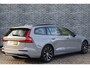 Volvo V60 2.0 T6 Plug-in hybrid AWD Plus Dark | Adaptive Cruise Control | Elektr. bedienbaar schuif-\-kanteldak | 360 Camera | Stoelverwarming voor + achter | Verwarmd stuurwiel | Elektr. verwarmde voorruit | Trekhaak | Harman kardon audio | Elektr. verstelbare voorstoelen incl. geheugen | Sportstoelen | 18" velgen |