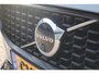 Volvo V60 2.0 T6 Plug-in hybrid AWD Plus Dark | Adaptive Cruise Control | Elektr. bedienbaar schuif-\-kanteldak | 360 Camera | Stoelverwarming voor + achter | Verwarmd stuurwiel | Elektr. verwarmde voorruit | Trekhaak | Harman kardon audio | Elektr. verstelbare voorstoelen incl. geheugen | Sportstoelen | 18" velgen |