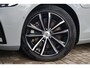 Volvo V60 2.0 T6 Plug-in hybrid AWD Plus Dark | Adaptive Cruise Control | Elektr. bedienbaar schuif-\-kanteldak | 360 Camera | Stoelverwarming voor + achter | Verwarmd stuurwiel | Elektr. verwarmde voorruit | Trekhaak | Harman kardon audio | Elektr. verstelbare voorstoelen incl. geheugen | Sportstoelen | 18" velgen |