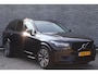Volvo XC90 2.0 T8 Plug-in hybrid AWD Ultra Dark | Bowers & Wilkins audio | Luchtvering | Adaptive Cruise Control | Gelamineerde ramen | Geventileerde voorstoelen incl. massagefunctie | Trekhaak | 360 Camera | Volvo Guard Alarm | Key-less entry | Elektr. bedienbaar schuif-\-kanteldak | Head-up display | Suede hemelbekleding |