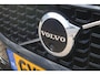 Volvo V60 2.0 T6 Plug-in hybrid AWD Plus Dark | Adaptive Cruise Control | Elektr. bedienbaar schuif-\-kanteldak | 360 Camera | Stoelverwarming voor + achter | Verwarmd stuurwiel | Elektr. verwarmde voorruit | Trekhaak | Harman kardon audio | Elektr. verstelbare voorstoelen incl. geheugen | Sportstoelen | 18" velgen |