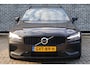 Volvo V60 2.0 T6 Plug-in hybrid AWD Plus Dark | Adaptive Cruise Control | Elektr. bedienbaar schuif-\-kanteldak | 360 Camera | Stoelverwarming voor + achter | Verwarmd stuurwiel | Elektr. verwarmde voorruit | Trekhaak | Harman kardon audio | Elektr. verstelbare voorstoelen incl. geheugen | Sportstoelen | 18" velgen |