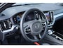 Volvo V60 2.0 T6 Plug-in hybrid AWD Plus Dark | Adaptive Cruise Control | Elektr. bedienbaar schuif-\-kanteldak | 360 Camera | Stoelverwarming voor + achter | Verwarmd stuurwiel | Elektr. verwarmde voorruit | Trekhaak | Harman kardon audio | Elektr. verstelbare voorstoelen incl. geheugen | Sportstoelen | 18" velgen |