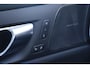 Volvo V60 2.0 T6 Plug-in hybrid AWD Plus Dark | Adaptive Cruise Control | Elektr. bedienbaar schuif-\-kanteldak | 360 Camera | Stoelverwarming voor + achter | Verwarmd stuurwiel | Elektr. verwarmde voorruit | Trekhaak | Harman kardon audio | Elektr. verstelbare voorstoelen incl. geheugen | Sportstoelen | 18" velgen |