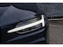 Volvo V60 2.0 T6 Plug-in hybrid AWD Plus Dark | Adaptive Cruise Control | Elektr. bedienbaar schuif-\-kanteldak | 360 Camera | Stoelverwarming voor + achter | Verwarmd stuurwiel | Elektr. verwarmde voorruit | Trekhaak | Harman kardon audio | Elektr. verstelbare voorstoelen incl. geheugen | Sportstoelen | 18" velgen |