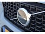 Volvo XC40 2.0 B4 Plus Dark | Adaptieve cruise control | intellisafe surround | 19" velgen met all season banden | Elektrisch verstelbare voorstoelen | Trekhaak | Elektr. verwarmbare voorruit | stoelverwarming | verwarmd stuurwiel | Parkeersensoren voor + achter | Parkeercamera | Harman Kardon Audio | Charcoal hemelbekleding |