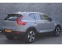 Volvo XC40 2.0 B4 Plus Dark | Adaptieve cruise control | intellisafe surround | 19" velgen met all season banden | Elektrisch verstelbare voorstoelen | Trekhaak | Elektr. verwarmbare voorruit | stoelverwarming | verwarmd stuurwiel | Parkeersensoren voor + achter | Parkeercamera | Harman Kardon Audio | Charcoal hemelbekleding |