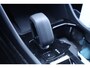 Volvo XC40 2.0 B4 Plus Dark | Adaptieve cruise control | intellisafe surround | 19" velgen met all season banden | Elektrisch verstelbare voorstoelen | Trekhaak | Elektr. verwarmbare voorruit | stoelverwarming | verwarmd stuurwiel | Parkeersensoren voor + achter | Parkeercamera | Harman Kardon Audio | Charcoal hemelbekleding |
