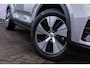 Volvo XC40 2.0 B4 Plus Dark | Trekhaak | Google | Dodehoekdetectie | Adaptieve Cruise Control | Stoel + stuurverwarming | 19" LM | Verwarmbare voorruit |