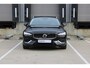 Volvo V60 T6 Automaat Plug-in hybrid AWD Essential Edition | Adaptieve Cruise Control | Pilot Assist | Stuurverwarming | Stoelverwarming | Verwarmbare Achterbank | Lederen Bekleding | Elektrische Lendensteunen | Automatisch Dimmende Spiegels | Getint Glas | 19 inch velgen