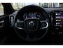 Volvo XC40 B4 Automaat Plus Dark | All Season banden | Premium Audio by Harman en Kardon| Adaptieve Cruise Control | Blind Spot | Elektrisch bedienbare voorstoelen | Semi elektrische Trekhaak | Verwarmbare Voorstoelen | Verwarmbare Voorruit.