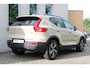 Volvo XC40 B4 Automaat Plus Dark | All Season banden | Premium Audio by Harman en Kardon| Adaptieve Cruise Control | Blind Spot | Elektrisch bedienbare voorstoelen | Semi elektrische Trekhaak | Verwarmbare Voorstoelen | Verwarmbare Voorruit.