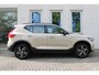 Volvo XC40 B4 Automaat Plus Dark | All Season banden | Premium Audio by Harman en Kardon| Adaptieve Cruise Control | Blind Spot | Elektrisch bedienbare voorstoelen | Semi elektrische Trekhaak | Verwarmbare Voorstoelen | Verwarmbare Voorruit.