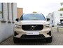 Volvo XC40 B4 Automaat Plus Dark | All Season banden | Premium Audio by Harman en Kardon| Adaptieve Cruise Control | Blind Spot | Elektrisch bedienbare voorstoelen | Semi elektrische Trekhaak | Verwarmbare Voorstoelen | Verwarmbare Voorruit.