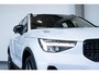 Volvo XC40 T5 263PK Plug-in hybrid Plus Dark | Trekhaak | Premium Audio By Harman/Kardon | Elektrische Bestuurdersstoel Met Geheugen | Park Assist Voor + Achter & Camera  | Keyless Entry | 18 inch Diamond Cut velgen | Cruise Control&Speed Limiter | All season banden |