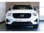Volvo XC40 T5 263PK Plug-in hybrid Plus Dark | Trekhaak | Premium Audio By Harman/Kardon | Elektrische Bestuurdersstoel Met Geheugen | Park Assist Voor + Achter & Camera  | Keyless Entry | 18 inch Diamond Cut velgen | Cruise Control&Speed Limiter | All season banden |