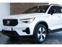 Volvo XC40 T5 263PK Plug-in hybrid Plus Dark | Trekhaak | Premium Audio By Harman/Kardon | Elektrische Bestuurdersstoel Met Geheugen | Park Assist Voor + Achter & Camera  | Keyless Entry | 18 inch Diamond Cut velgen | Cruise Control&Speed Limiter | All season banden |