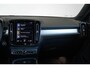 Volvo XC40 T5 Automaat Plug-in hybrid Plus Dark | Trekhaak | Premium Audio By Harman/Kardon | Elektrische Bestuurdersstoel Met Geheugen | Park Assist Voor + Achter & Camera  | Keyless Entry | 18 inch Diamond Cut velgen | Cruise Control&Speed Limiter | All season banden |