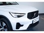 Volvo XC40 T5 263PK Plug-in hybrid Plus Dark | Trekhaak | Premium Audio By Harman/Kardon | Elektrische Bestuurdersstoel Met Geheugen | Park Assist Voor + Achter & Camera  | Keyless Entry | 18 inch Diamond Cut velgen | Cruise Control&Speed Limiter | All season banden |