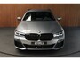 BMW 5-Serie Touring 520i M-Sport HUD Matrix DAP ACC Leer PDC Elektr. uitklapbaar trekhaak Elektr. bedienbaar achterklep Navi Camera Climate (3-zone) Memory seats PDC Zwarte binnenhemel LM velgen BTW auto