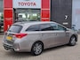 Toyota Auris Touring Sports 1.8 HYBRID LEASE NAVI STOELVERWARMING PANORAMADAK PARK-SENSOREN TREKHAAK CAMERA CRUISE PRIVACY-GLASS