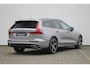 Volvo V60 B4 Essential Edition | Adaptieve Cruise Control & Pilot Assist | Verwarmbare voorstoelen + stuurwiel | High Performance Audio | Park Assist voor + achter | Parkeercamera achter | Blind Spot Information System | Apple CarPlay | 19' inch lichtmetalen Velgen |