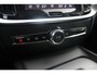 Volvo V60 B4 Essential Edition | Adaptieve Cruise Control & Pilot Assist | Verwarmbare voorstoelen + stuurwiel | High Performance Audio | Park Assist voor + achter | Parkeercamera achter | Blind Spot Information System | Apple CarPlay | 19' inch lichtmetalen Velgen |