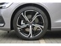 Volvo V60 B4 197PK Essential Edition | Adaptieve Cruise Control & Pilot Assist | Verwarmbare voorstoelen + stuurwiel | High Performance Audio | Park Assist voor + achter | Parkeercamera achter | Blind Spot Information System | Apple CarPlay | 19'' Velgen |