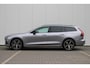 Volvo V60 B4 197PK Essential Edition | Adaptieve Cruise Control & Pilot Assist | Verwarmbare voorstoelen + stuurwiel | High Performance Audio | Park Assist voor + achter | Parkeercamera achter | Blind Spot Information System | Apple CarPlay | 19'' Velgen |