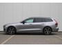 Volvo V60 B4 Essential Edition | Adaptieve Cruise Control & Pilot Assist | Verwarmbare voorstoelen + stuurwiel | High Performance Audio | Park Assist voor + achter | Parkeercamera achter | Blind Spot Information System | Apple CarPlay | 19' inch lichtmetalen Velgen |