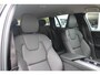 Volvo V60 B4 Essential Edition | Adaptieve Cruise Control & Pilot Assist | Verwarmbare voorstoelen + stuurwiel | High Performance Audio | Park Assist voor + achter | Parkeercamera achter | Blind Spot Information System | Apple CarPlay | 19' inch lichtmetalen Velgen |