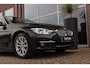 BMW 3-Serie Touring 318i LCI Edition Luxury Line Purity Executive | 2e eigenaar | NL auto | Origineel | Camera | DAB | LED | HiFi | Leer | Sportstoelen | Sportstuur | Cruise control β‘οΈ
