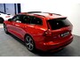 Volvo V60 2.0 T8 AWD Long Range 335kW/455pk Aut8 Plug-in hybrid Plus Dark PANORAMADAK + PILOT ASSIST + EL.TREKHAAK + STOEL-&STUURVERWARMING + MATRIX LED + ADAPT.CRUISE + KEYLESS + SPORTSTOELEN + CAMERA + PARKSENSOREN V&A + 19" LM-VELGEN!!