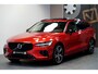 Volvo V60 2.0 T8 AWD Long Range 335kW/455pk Aut8 Plug-in hybrid Plus Dark PANORAMADAK + PILOT ASSIST + EL.TREKHAAK + STOEL-&STUURVERWARMING + MATRIX LED + ADAPT.CRUISE + KEYLESS + SPORTSTOELEN + CAMERA + PARKSENSOREN V&A + 19" LM-VELGEN!!