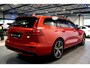 Volvo V60 2.0 T8 AWD Long Range 335kW/455pk Aut8 Plug-in hybrid Plus Dark PANORAMADAK + PILOT ASSIST + EL.TREKHAAK + STOEL-&STUURVERWARMING + MATRIX LED + ADAPT.CRUISE + KEYLESS + SPORTSTOELEN + CAMERA + PARKSENSOREN V&A + 19" LM-VELGEN!!