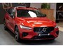 Volvo V60 2.0 T8 AWD Long Range 335kW/455pk Aut8 Plug-in hybrid Plus Dark PANORAMADAK + PILOT ASSIST + EL.TREKHAAK + STOEL-&STUURVERWARMING + MATRIX LED + ADAPT.CRUISE + KEYLESS + SPORTSTOELEN + CAMERA + PARKSENSOREN V&A + 19" LM-VELGEN!!