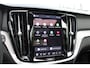 Volvo V60 2.0 T6 Plug-in hybrid AWD Plus Black Edition| Panorama dak| Extra getint Glas| Semi elektrisch bedienbare trekhaak|