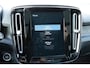 Volvo XC40 1.5 T4 Recharge R-Design | Panoramadak met schuif-/kantelfunctie | Semi elektrische trekhaak | Verwarmbare voorstoelen en stuurwiel | Verwarmbare voorruit | Apple carplay/Android auto | Voorverwarming | Keyless