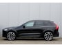 Volvo XC60 T6 Automaat Plug-in hybrid AWD Ultra Dark | 22" Lichtmetalen velgen | Extra getint glas | Luchtvering | Panoramadak | 360º Camera | Interieur Voorverwarming | Adaptieve Cruise Control | Blind spot | Semi elektrische Trekhaak | Harman Kardon audio | Voorstoelen- en stuurwielverwarming |