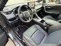 Toyota RAV4 2.5 Hybrid AWD Style Automaat / 1650kg Trekgewicht / BLIS / Apple Carplay Android Auto / Rondomzicht camera / Stuur,- Stoel en Voorruitverwarming / Elektrische achterklep / Navigatie / JBL Audio Systeem / cruise CC /