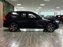 Volvo XC60 T6 AWD Recharge R-Design | Bowers & Wilkins | Trekhaak | Stoel en Stuurwielverwarming | Parkeercamera | BLIS Dode Hoek Detectie | Schuifdak | Cruise Control | Bestuurdersstoel elektrisch geheugen | Contour stoelen | Zitting verlenging voorstoelen | Gelami
