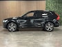 Volvo XC60 T6 AWD Recharge R-Design | Bowers & Wilkins | Trekhaak | Stoel en Stuurwielverwarming | Parkeercamera | BLIS Dode Hoek Detectie | Schuifdak | Cruise Control | Bestuurdersstoel elektrisch geheugen | Contour stoelen | Zitting verlenging voorstoelen | Gelami