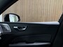 Volvo XC60 T6 AWD Recharge R-Design | Bowers & Wilkins | Trekhaak | Stoel en Stuurwielverwarming | Parkeercamera | BLIS Dode Hoek Detectie | Schuifdak | Cruise Control | Bestuurdersstoel elektrisch geheugen | Contour stoelen | Zitting verlenging voorstoelen | Gelami