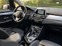 BMW 2-Serie Active Tourer 225xe *LUXURY LINE* | RIJKLAAR | SUPER NETTE STAAT *Slechts 28.000 km!*| PANO | H&K *CarPlay* | Camera