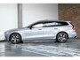 Volvo V60 T6 Plug-in hybrid AWD Plus Dark | Panoramadak schuif-/en Kantelfunctie | 360° Parkeercamera | Head-Up Display | Stoelverwarming | Google Infotainment | Parkeersensoren voor + achter | 19 inch 5-Spaaks Black / Diamond Cut velgen | Long Range |
