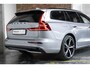 Volvo V60 T6 Plug-in hybrid AWD Plus Dark | Panoramadak schuif-/en Kantelfunctie | 360° Parkeercamera | Head-Up Display | Stoelverwarming | Google Infotainment | Parkeersensoren voor + achter | 19 inch 5-Spaaks Black / Diamond Cut velgen | Long Range |