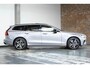 Volvo V60 T6 Plug-in hybrid AWD Plus Dark Panorama Schuif/Kanteldak | 360° Parkeercamera | Head-Up Display | Stoelverwarming | Google Infotainment | Parkeersensoren voor + achter | 19" 5-Spaaks Black / Diamond Cut velgen | Longe Range |